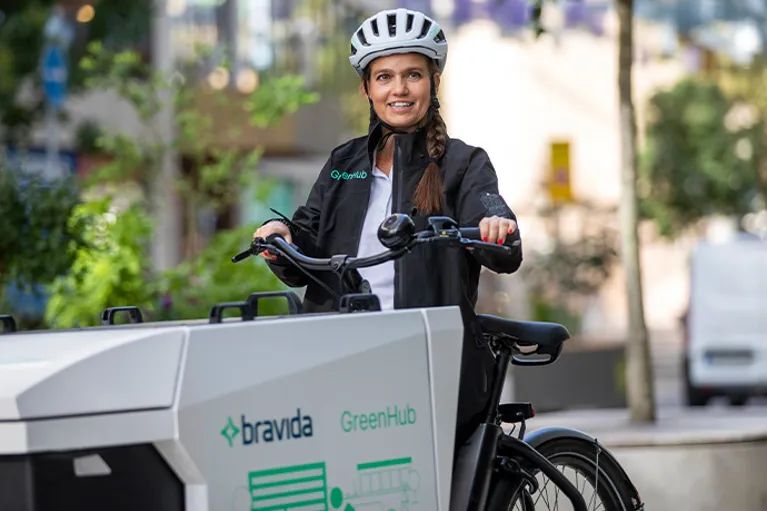 Bild på en medarbetare på Bravidas med en GreenHub-cykel