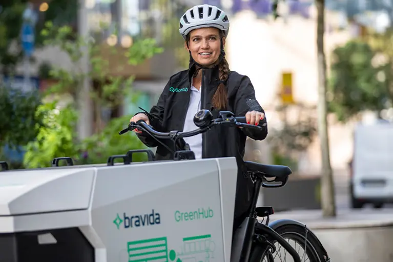 Bild på en medarbetare på Bravidas med en GreenHub-cykel