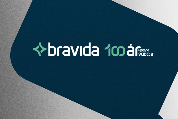 Grafisk bild med Bravidas symbol och texten “Vi fyller 100 år” på blå bakgrund.