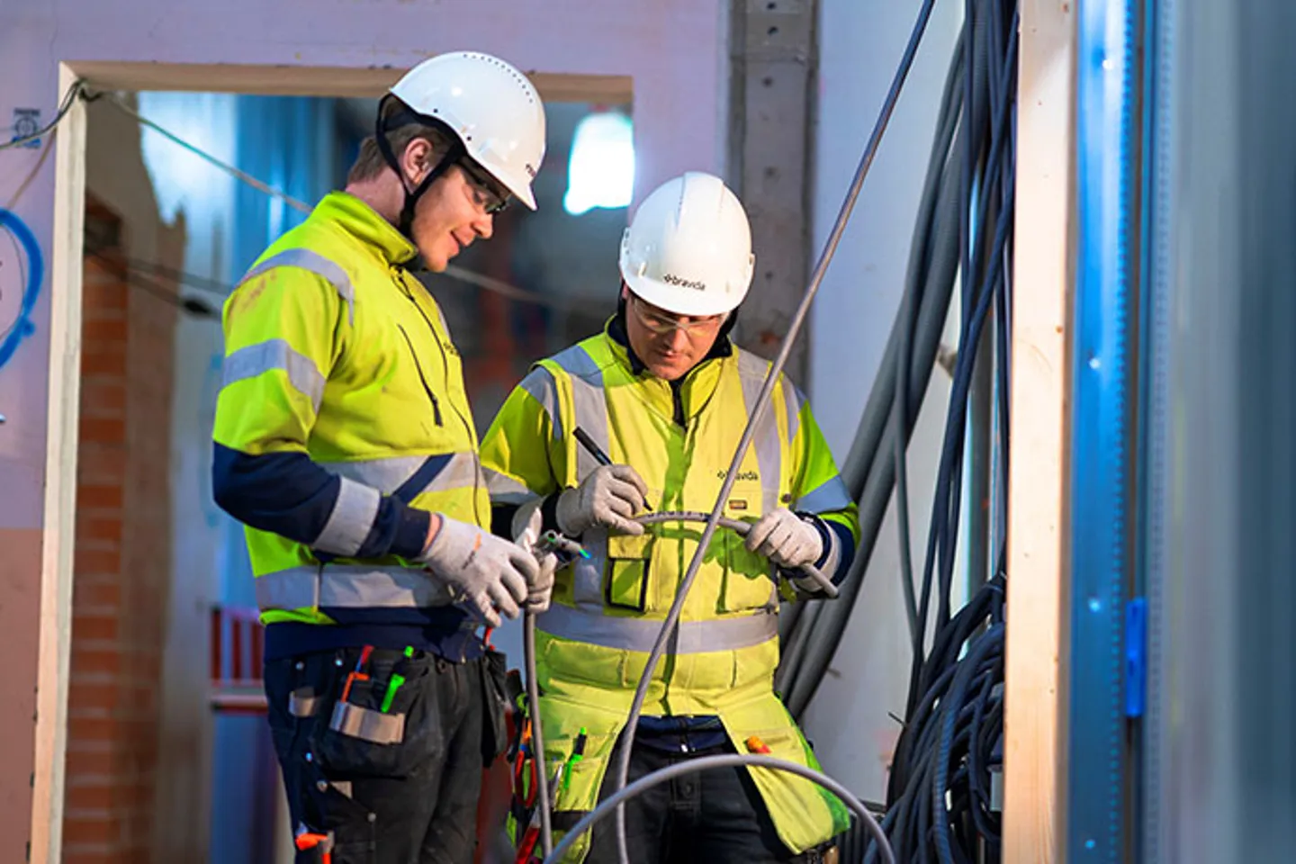 Två elektriker under en installation