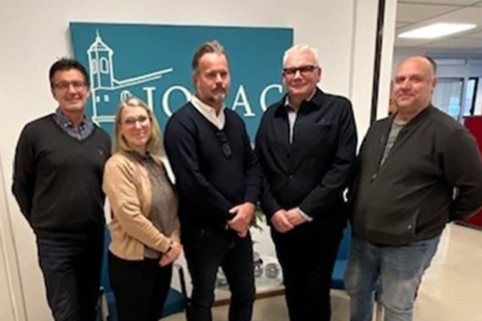 Gruppbild med fem personer från Jotac