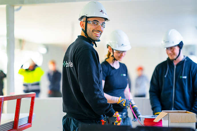 Tre servicetekniker under arbete