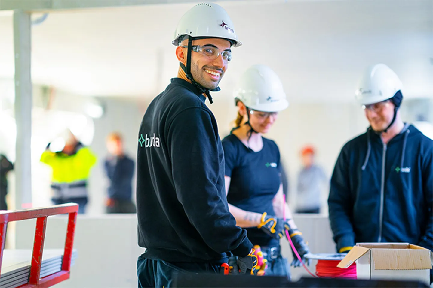 Tre servicetekniker under arbete