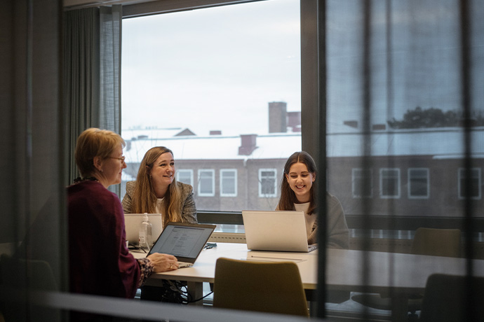 Ter personer i ett möte på kontoret