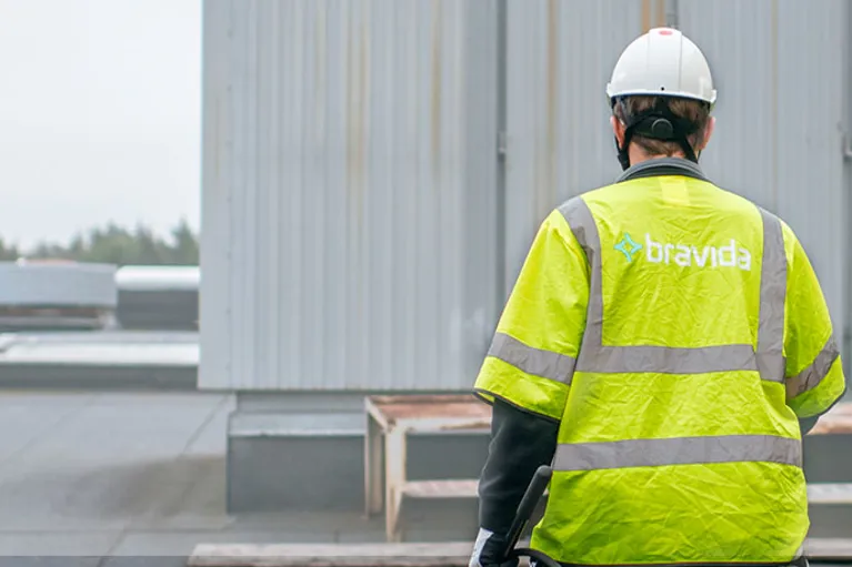 En installatör på väg på uppdrag