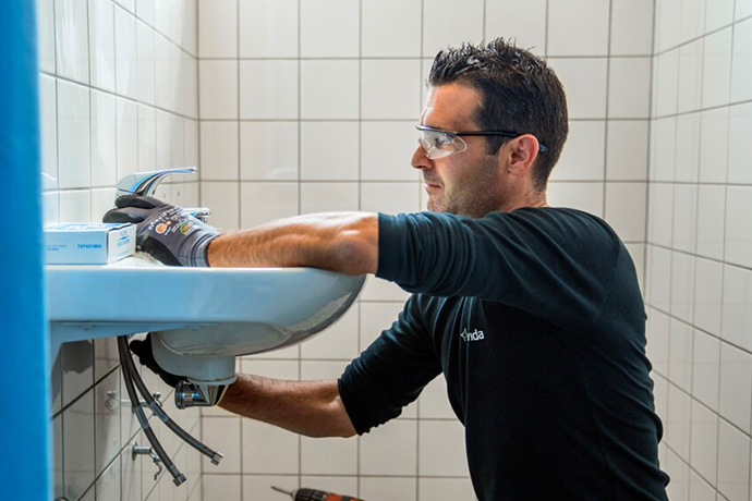 En vs-tekniker som installerar