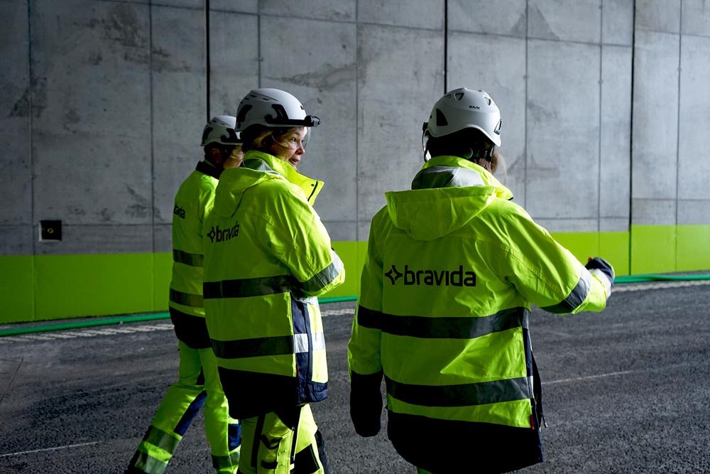 Tre medarbetare från Bravida i en tunnel