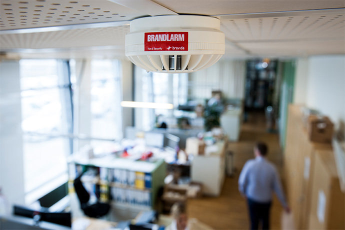 Bild på en brandvarnare i taket