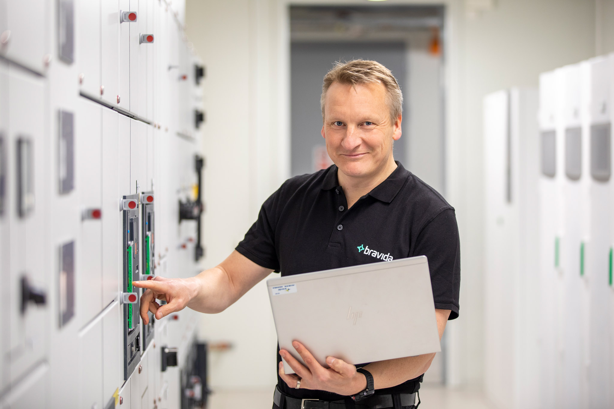 En man i en serverhall