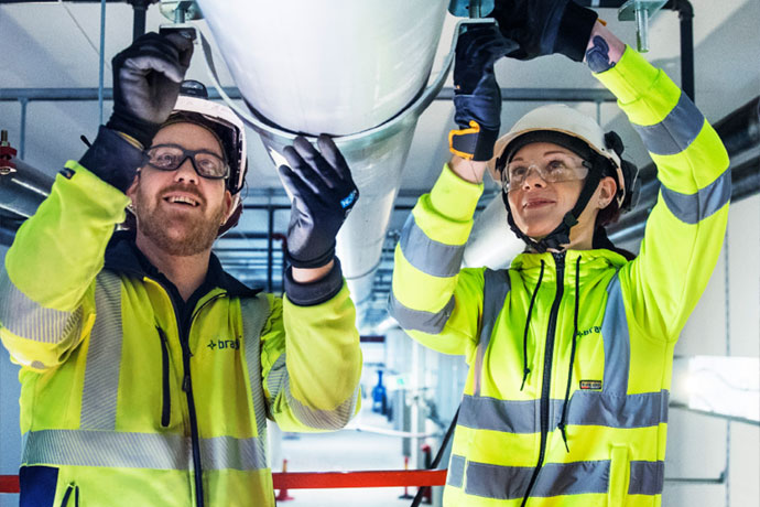 Två installatörer installerar