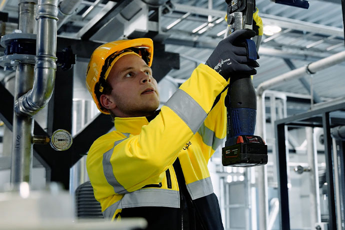 En man som gör installation inom industrin