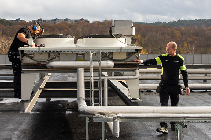 Kyltekniker som inspekterar anläggningen