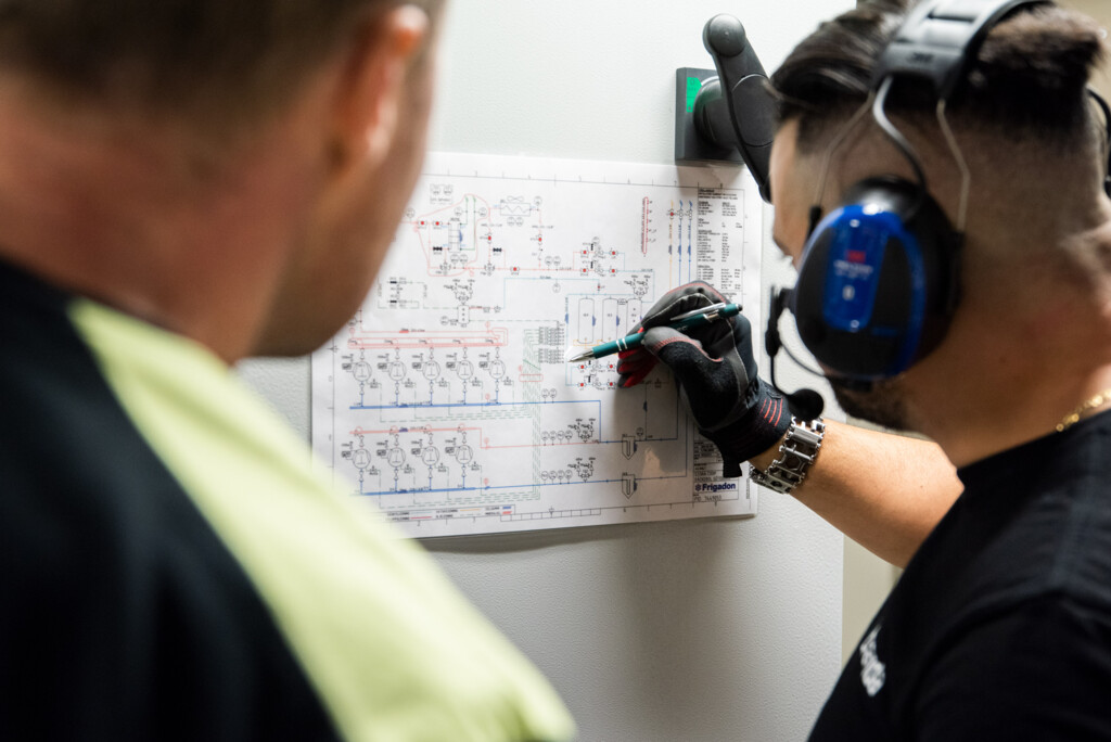 Medarbejder kigger på energioptimering- og varmegenvindingsmuligheder