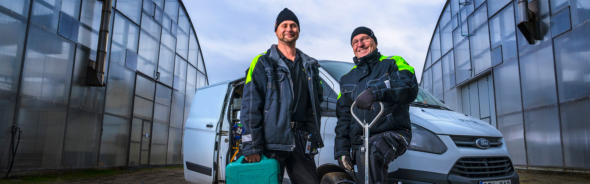 Medarbejder laver installation & service på koeleanlaeg