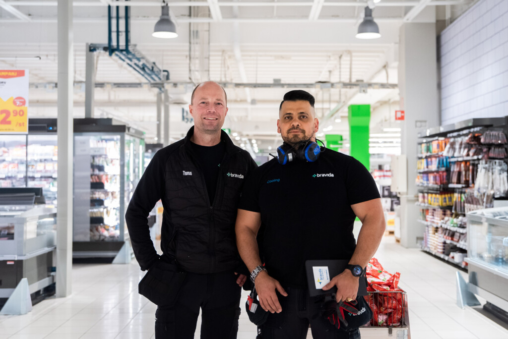 Medarbejder klar til service på køleanlæg