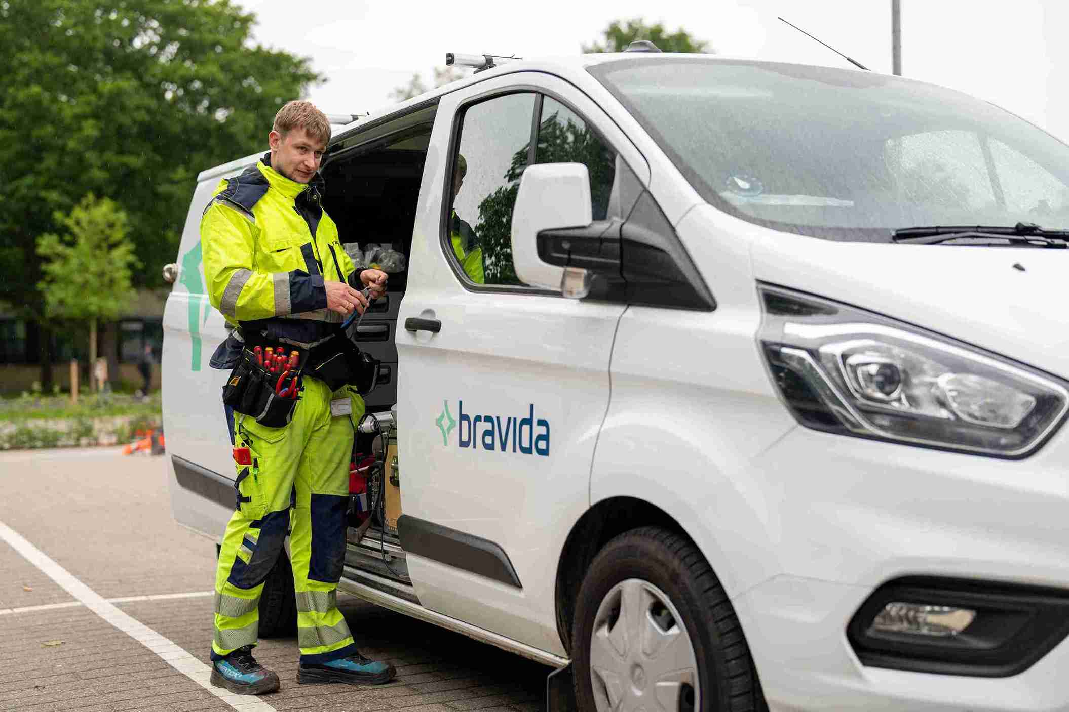 Mand skal servicere varmepumpe