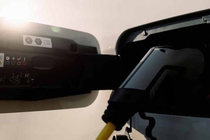 Bild på bild som laddar elbil