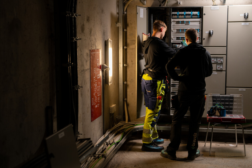 Medarbejder laver eftersyn, gennemgang og elservice