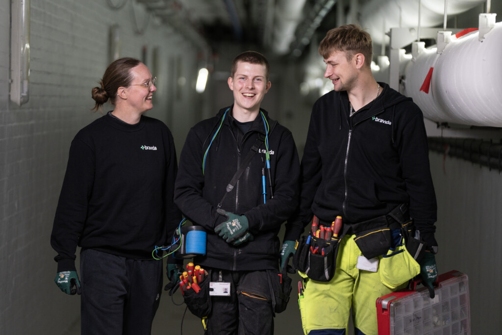 Medarbejdere samarbejder om service og vedligeholdelse af elinstallationer.