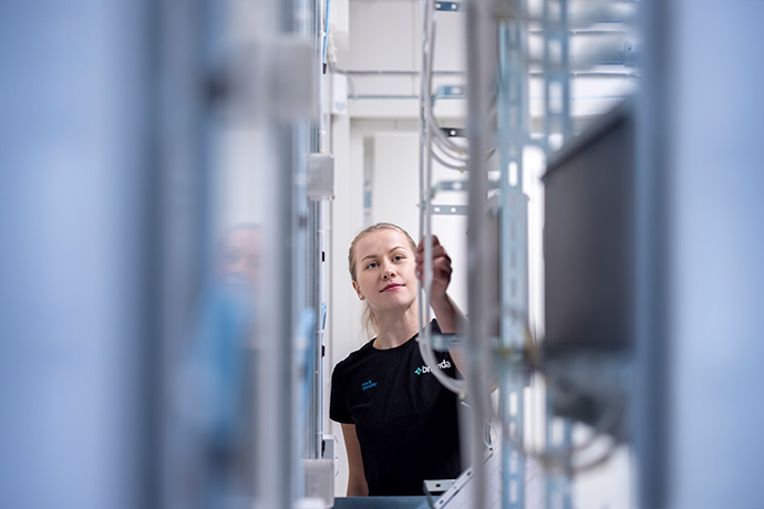 En tekniker som gör en inspektion