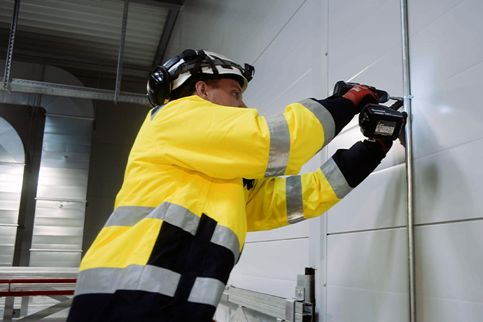 Installatör på byggarbetsplats