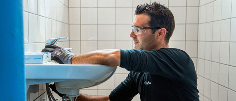 Vs-tekniker som gör underhåll och service