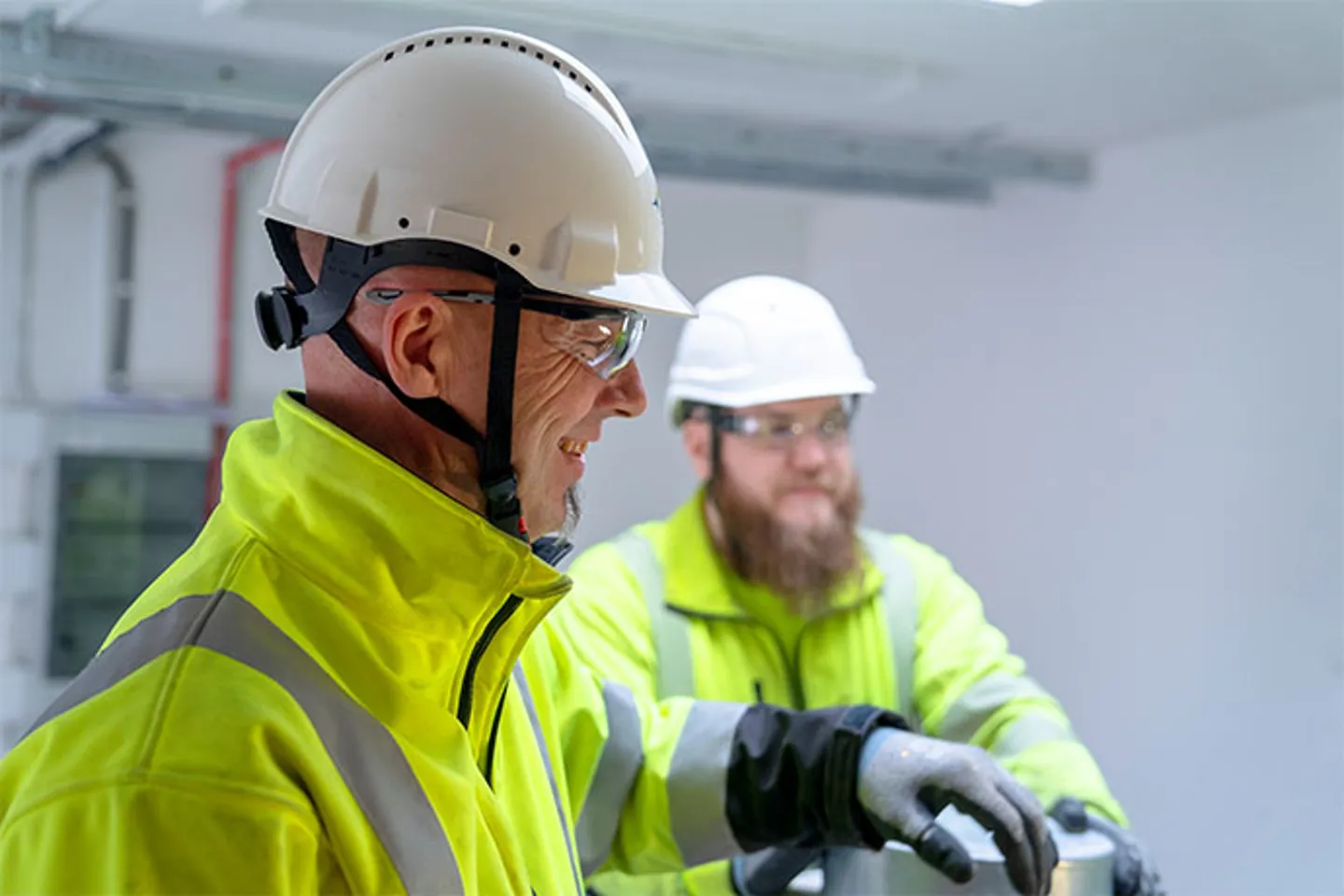Två medarbetare under arbete/Two employees at work
