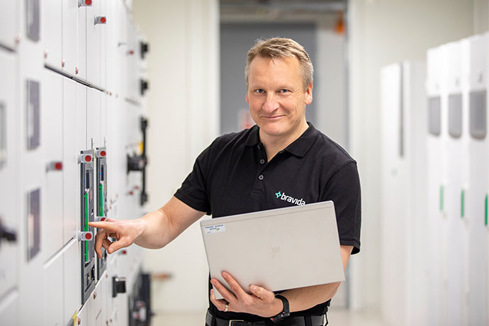 En tekniker på Bravida 