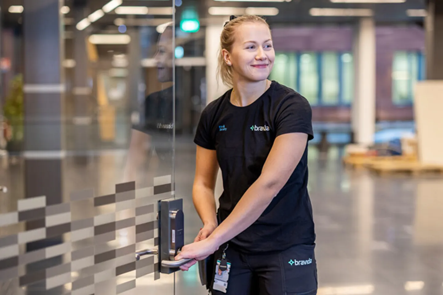 En säkerhetstekniker under arbete