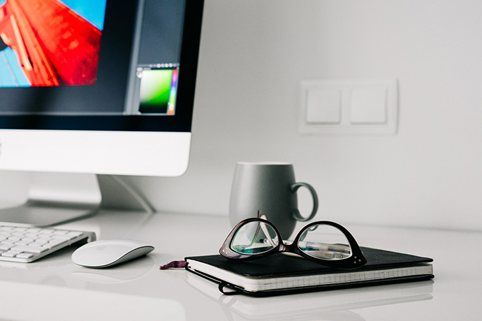 Glasögon vid en datorskärm