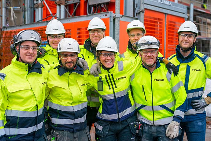 Medarbetare hos Bravida på byggarbetsplats