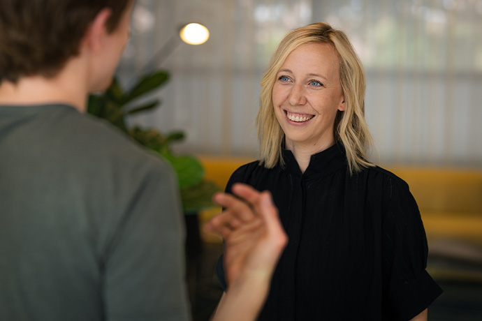 Medarbetare i samtal/Employees in conversation