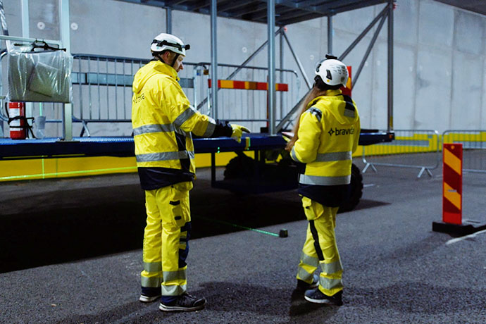 Två medarbetare från PMO Special Projects på byggarbetsplats