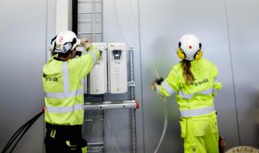 Two employees during installation 