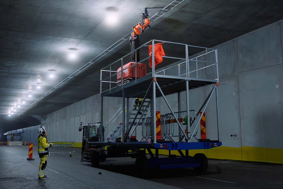 Mobile work platform and the drilling robot Doris inside a tunnel as part of the Stockholm Bypass project.