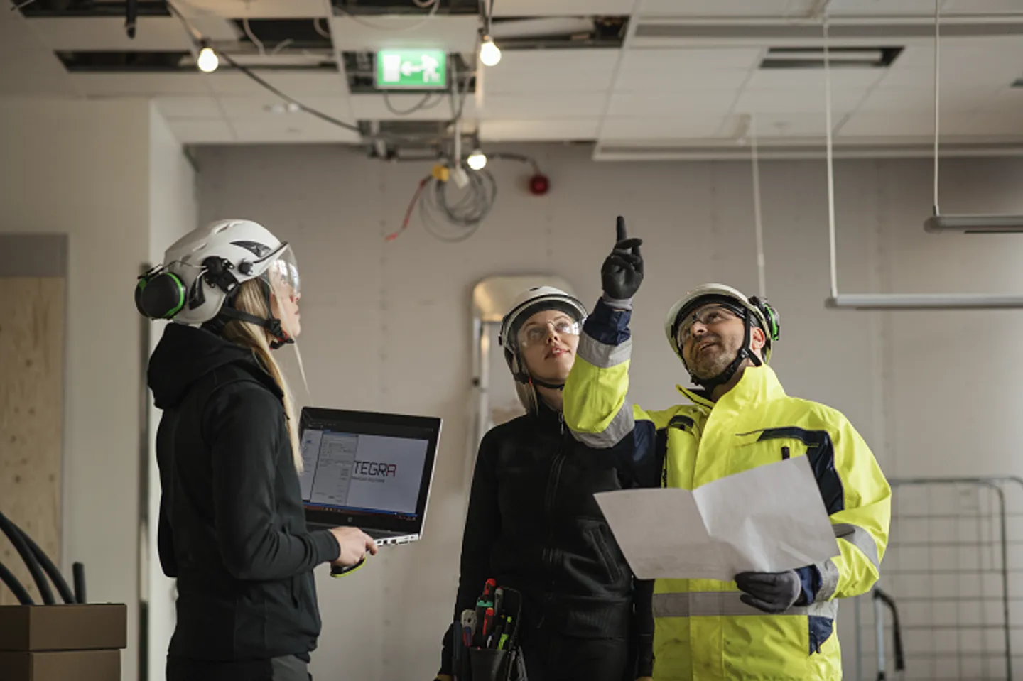 Bravida VVS-installatører planlægger energioptimering på en byggeplads i København