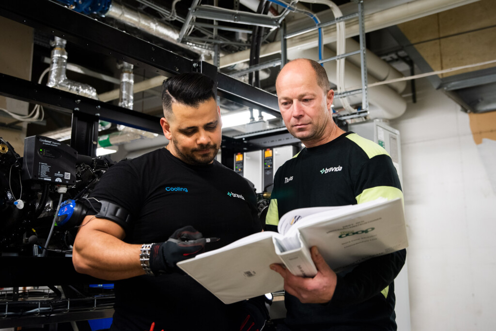 VVS medarbejder inspicerer rørinstallationer for energioptimering i København