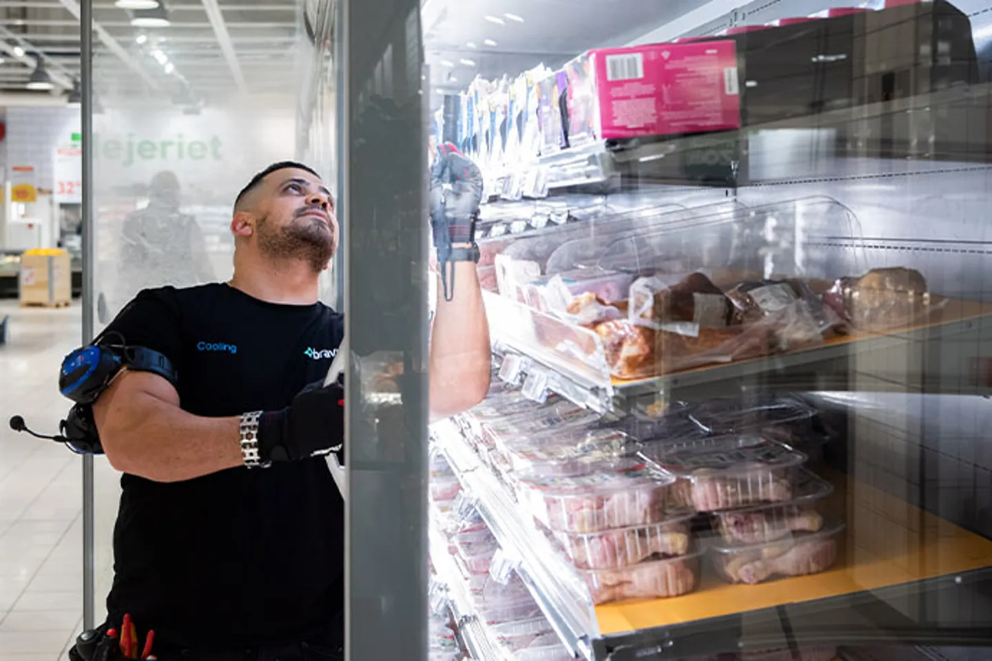 Kyltekniker från Bravida som gör service på butikskylar