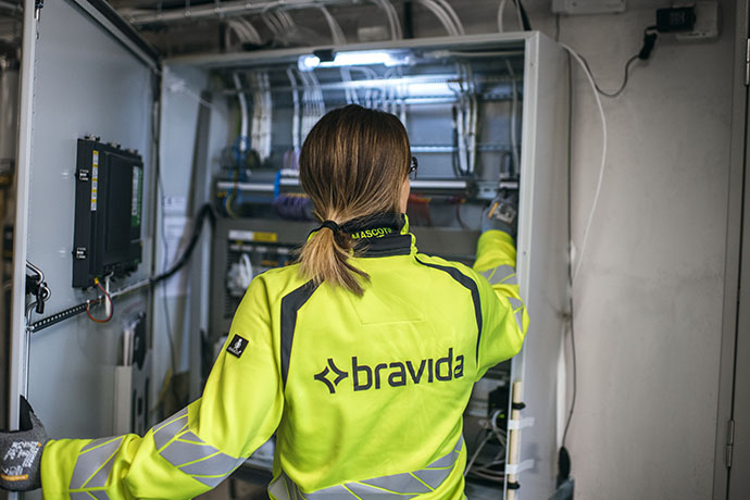 Bilden visar en tekniker vid ett elskåp