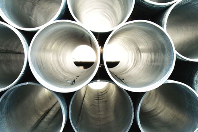 Bilden visar industrirör som är staplade på varandra