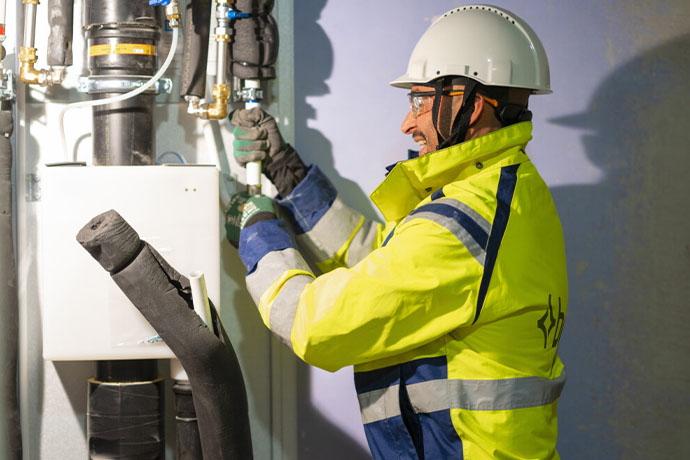 En VS-tekniker som gör en installation