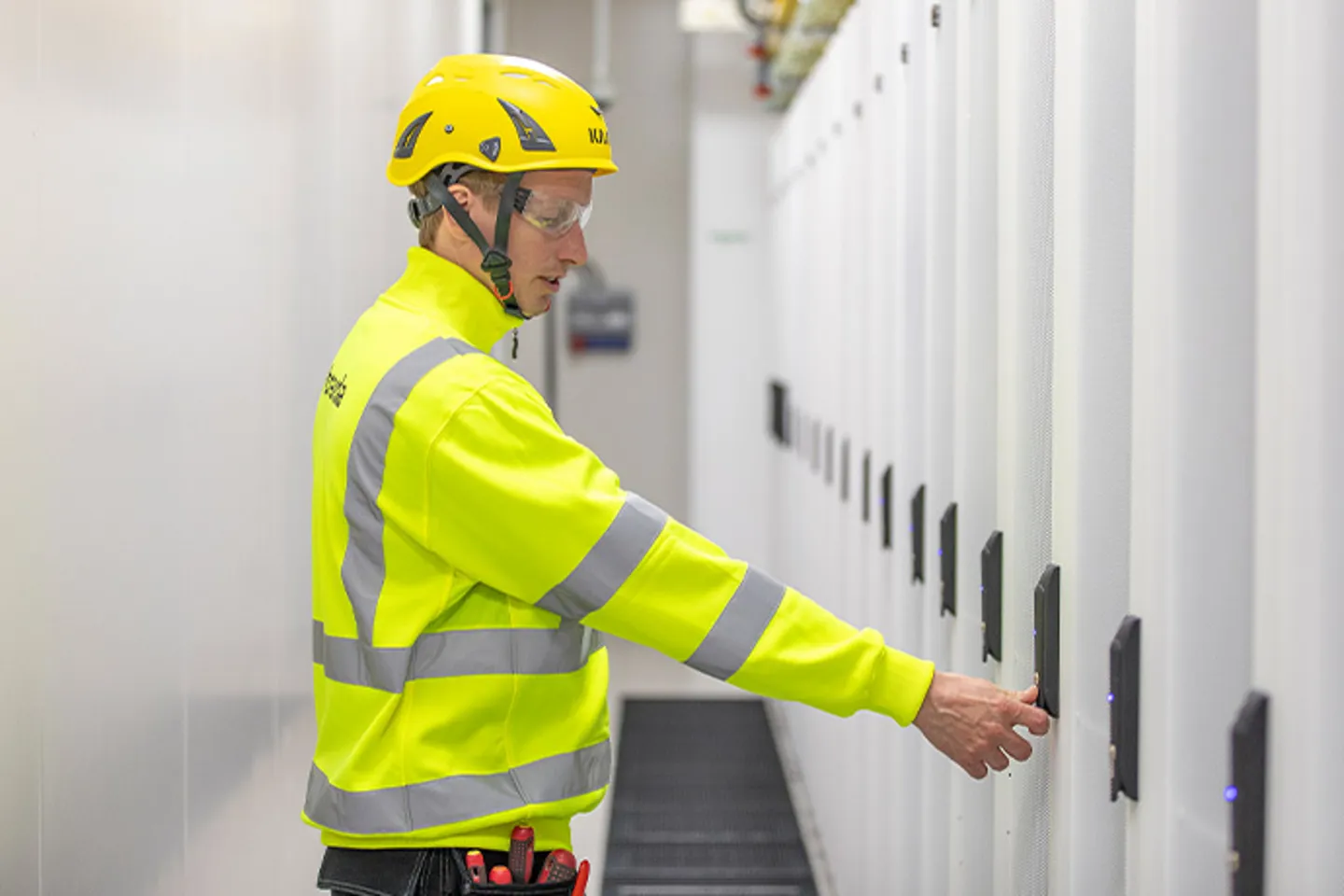 En tekniker i en datahall