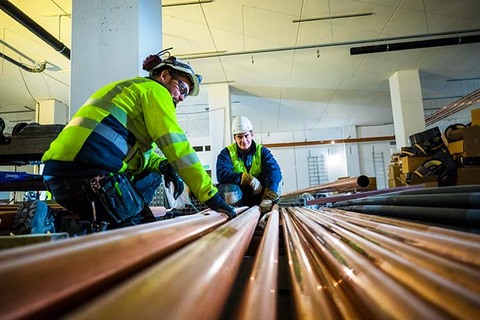 Rörmokare under arbete