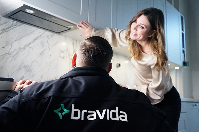 Bravida tekniker med kund 