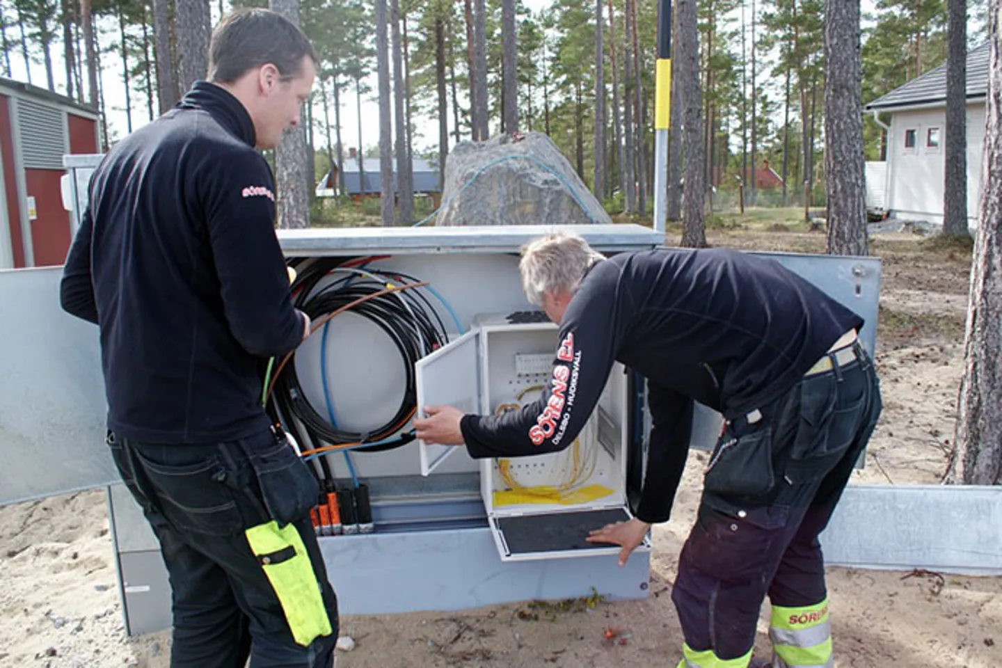 En fiberinstallation av två tekniker