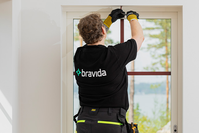 En tekniker som installerar, Bravida Hudiksvall