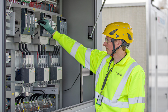 Bravidas kyltekniker gör en inspektion