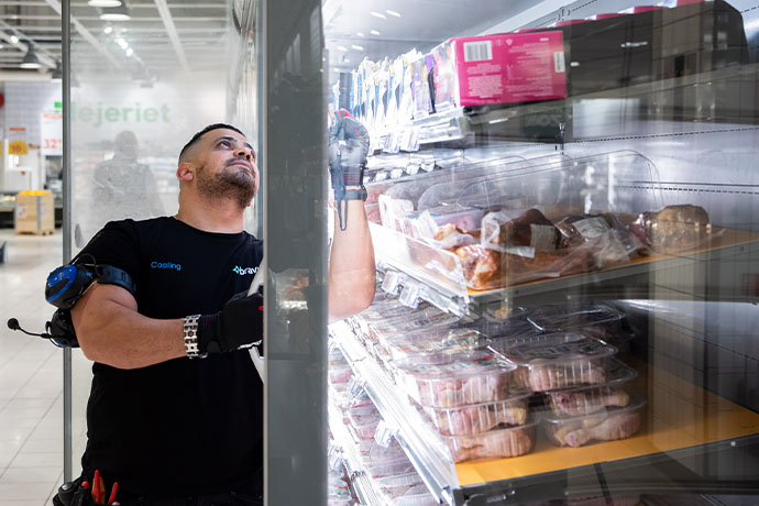 En kyltekniker som gör en installation och service i en kyldisk