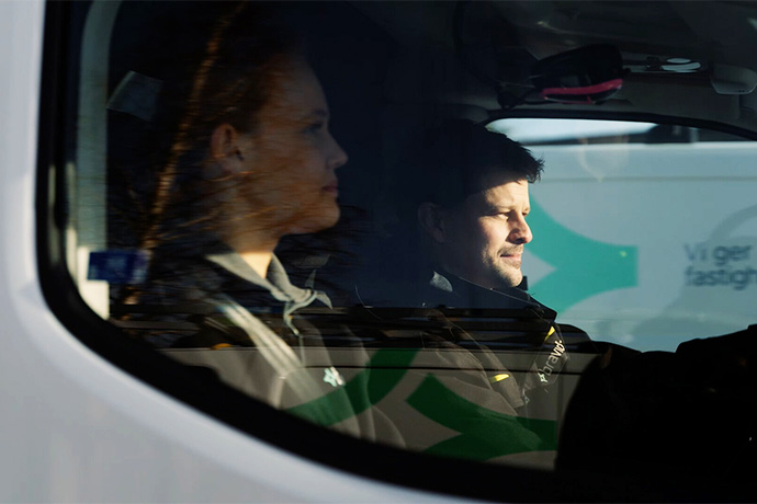 Två personer i en servicebil