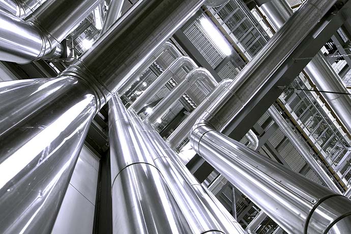 Bilden visar ventilationsrör i en industriell miljö